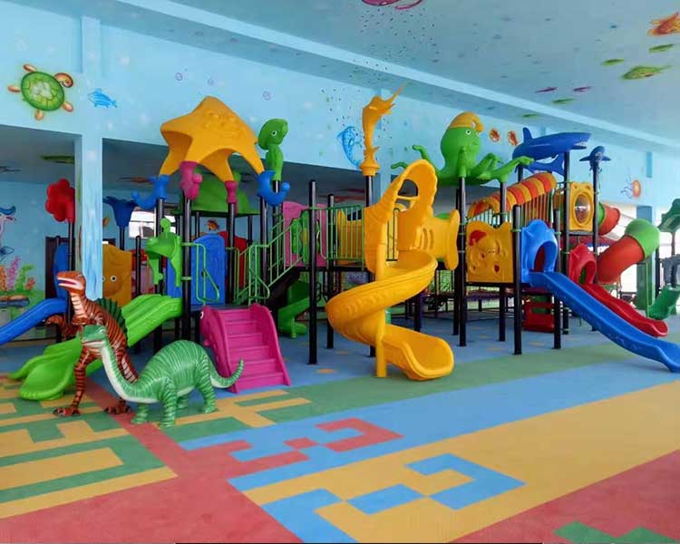 太原振鵬幼教玩具提醒，不同年齡段的孩子如何準(zhǔn)確玩幼兒園滑梯？